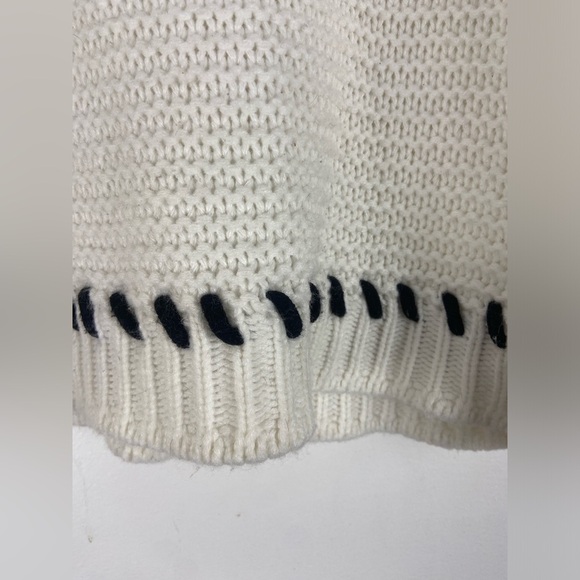 Design lab knit sweater with black detail. Women’s size medium. - Picture 4 of 12